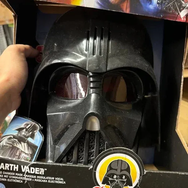 DISNEY STAR WARS DARTH VADER VOICE CHANGING MASK NEW IN BOX helmet